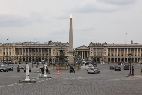 Obywatel i turystycznych w fontanny i obelisk — Zdjęcie stockowe