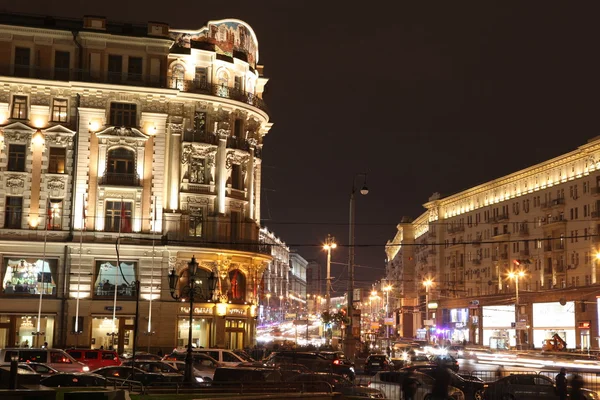 Moskou 5 oktober: nacht uitzicht op hotel nationale en tverskaya street, — Stockfoto