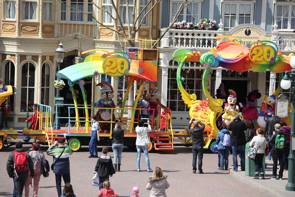 PARÍS - 29 DE ABRIL: Local y Turístico en el famoso Disneyland Paris — Foto de Stock