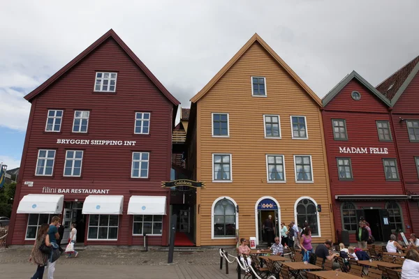 BERGEN, NORVÈGE - CIRCA JUILLET 2012 : Les touristes et les habitants se promènent le long du site du patrimoine mondial de l'UNESCO — Photo