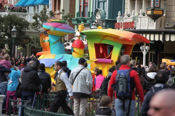 PARIS - APRIL 29: Local and Tourist in the famous Disneyland Paris — Stock Photo, Image