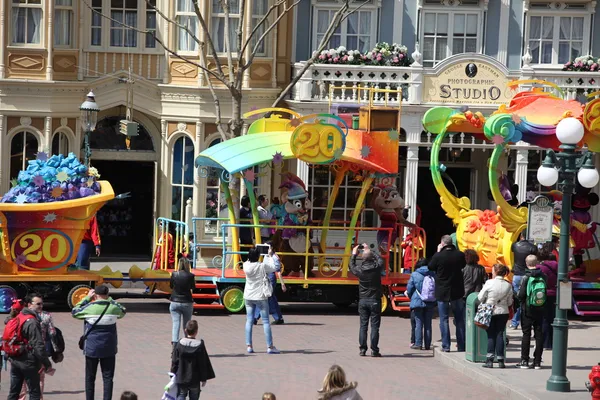 Lokale en toerist in het beroemde disneyland park — Stockfoto