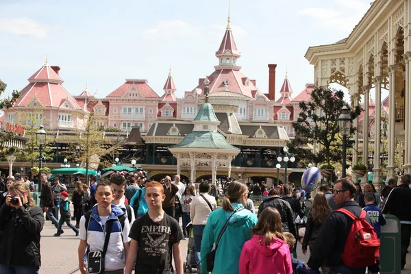 Parijs - 29 April: Lokale en toerist in het beroemde Disneyland Paris — Stockfoto