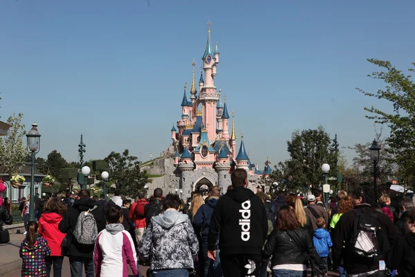 PARIS - 29 AVRIL : Local et Touristique dans le célèbre Disneyland Paris — Photo