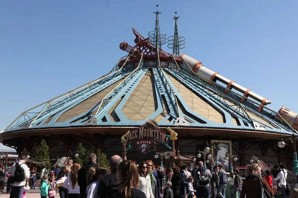 Local y Turístico en el famoso Parque Disneyland — Foto de Stock