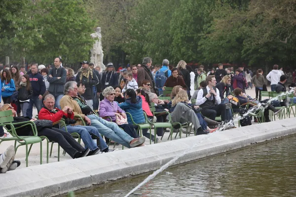 PARIS - 24 DE ABRIL: Local e Turista no famoso jardim das Tulherias — Fotografia de Stock