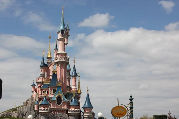 Lokalne i turystyczne w parku disneyland słynnego — Zdjęcie stockowe