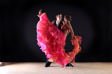 siyah arka plan üzerine izole balo salonu Latino dansçıları