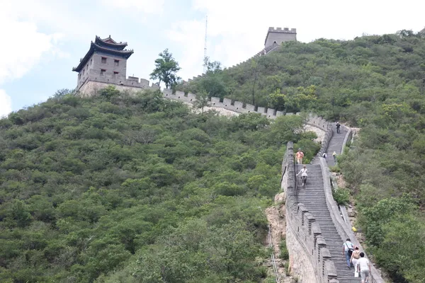 BEIJING - 12 DE JUNIO: Los visitantes caminan sobre la Gran Muralla de China en — Foto de Stock