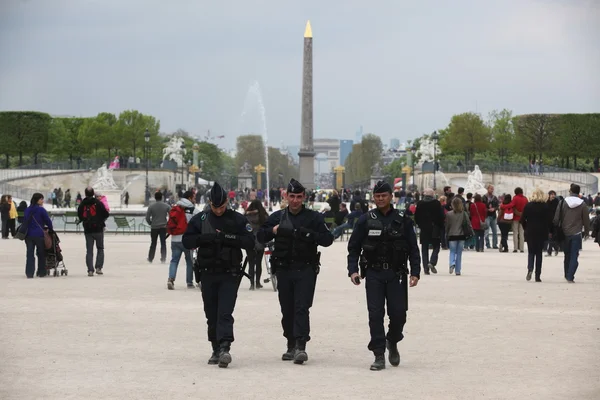 PARIGI, FRANCIA - 24 APRILE: Obelisco di Luxor e arco trionfale da — Foto Stock