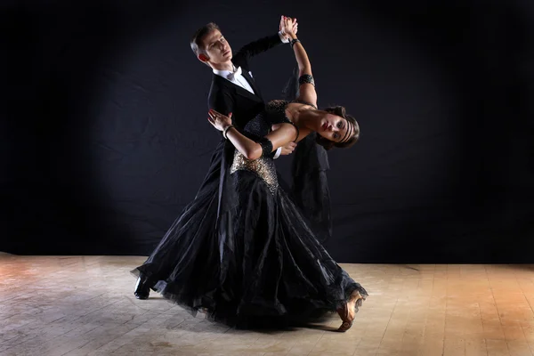 Bailarinas latinas en salón aisladas sobre fondo negro — Foto de Stock