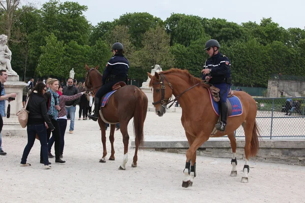 Paris - 24 Nisan: Yerel ve turizm ünlü tuileries gard içinde