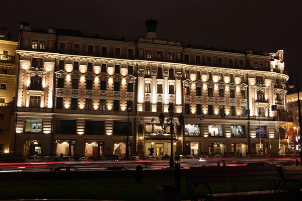 国家通过在 mohovaya 街的夜交通历史酒店的夜景 — 图库照片
