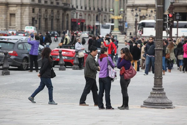 PARIS - 27 AVRIL : Citoyen et touriste sur la Place de la Concorde — Photo