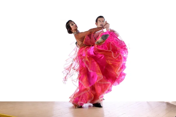 Latino dansers in balzaal geïsoleerd op witte achtergrond — Stockfoto