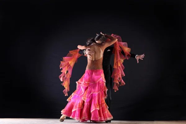 Latino dansers in balzaal geïsoleerd op zwarte achtergrond — Stockfoto