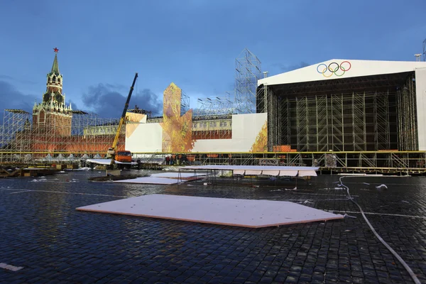 Estágio de construção na Praça Vermelha em Moscou para tomar fogo olímpico para — Fotografia de Stock