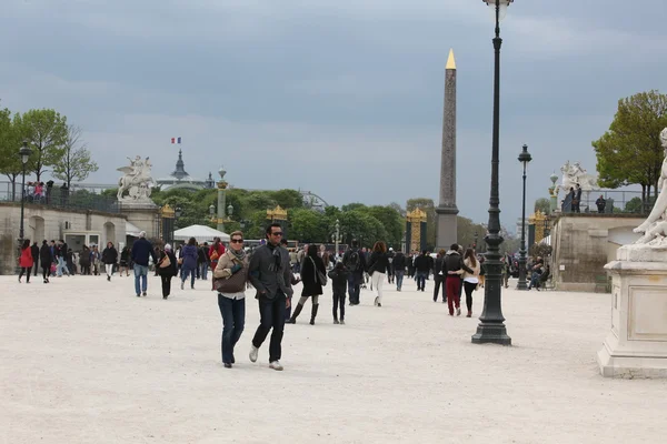Париж, Франция - 24 апреля: Луксорский обелиск и триумфальная арка от — стоковое фото