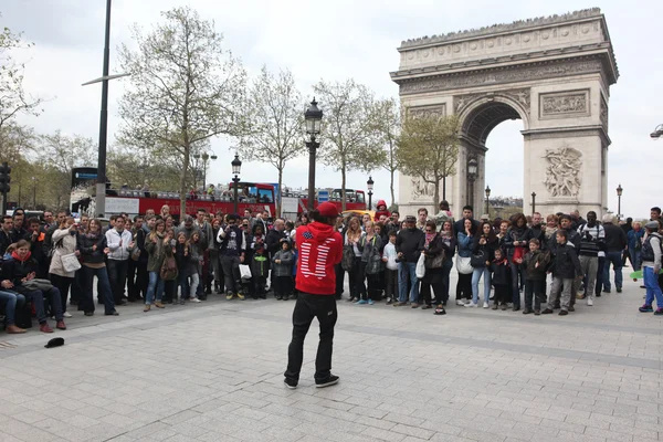 PARIS - ABRIL 27:: B-boy fazendo alguns movimentos de breakdance na frente de um — Fotografia de Stock