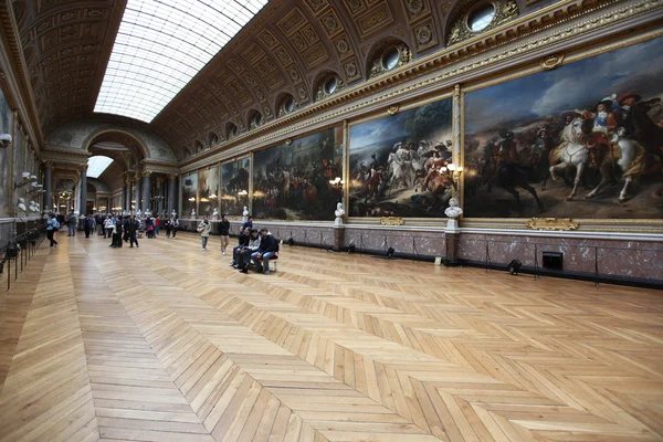 Besucher stehen Schlange für Schloss Versailles — Stockfoto