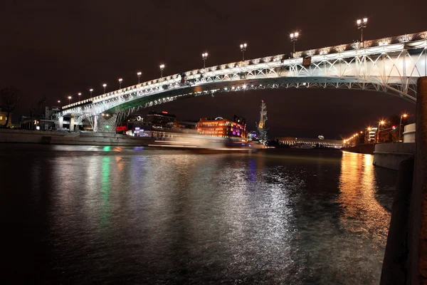 Hermosa vista nocturna del río Moskva con el puente patriarca en el s —  Fotos de Stock