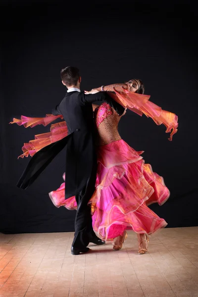 Dançarinos latinos em salão isolado em fundo preto — Fotografia de Stock