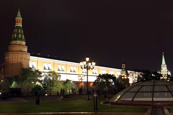 Vista nocturna del Arsenal y la Torre del Arsenal del Kremlin de Moscú desde la Plaza Manezhnaya —  Fotos de Stock