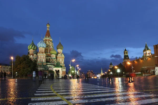 Catedral de Intercessão St. Basil e Kremlin Wall na Praça Vermelha — Fotografia de Stock