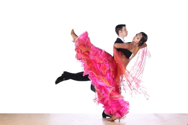 Ballerini latini in sala da ballo isolati su sfondo bianco — Foto Stock