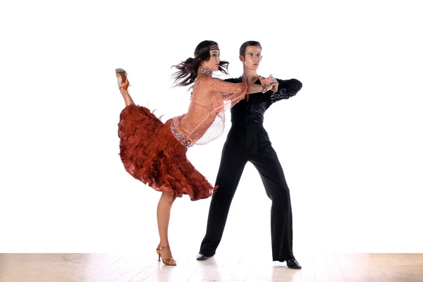 Bailarinas latinas en salón aisladas sobre fondo blanco — Foto de Stock