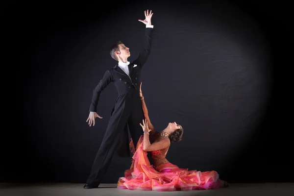 Bailarinas latinas en salón aisladas sobre fondo negro —  Fotos de Stock