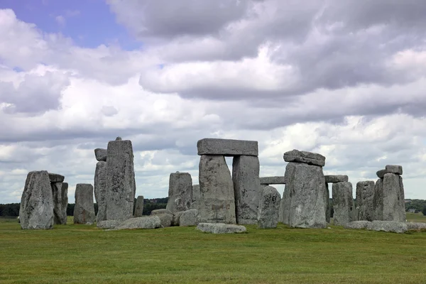 Sitio histórico de Stonehenge sobre hierba verde bajo cielo azul — Foto de Stock