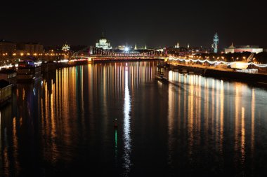 krymsky Köprüsü (ya da Kırım Köprüsü) arasında Moskova Nehri ile arka