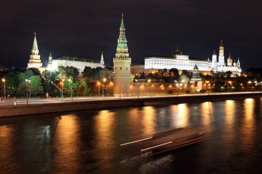 Moskova Nehri ve Moskova kremlin gece manzarası