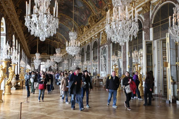 Parijs - 28 april. Bezoekers op wachtrij van versailles palace april, — Stockfoto