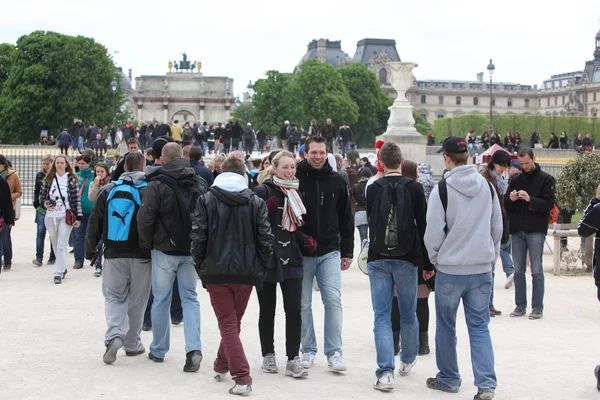 Lokala och turist i tuileries gard — Stockfoto