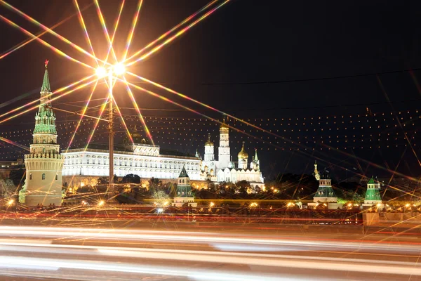 Palácio do Kremlin de Moscou com igrejas na vista de verão através de n — Fotografia de Stock