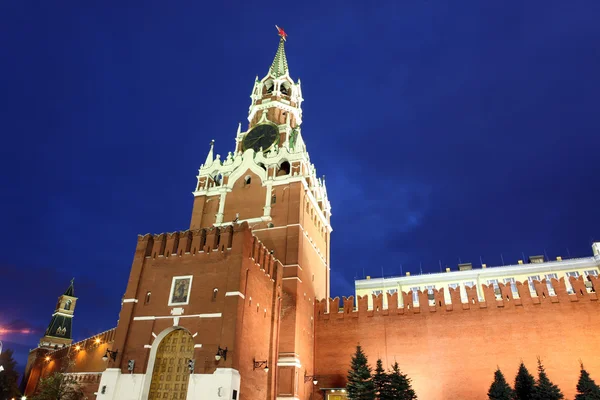 Spassky and Nabatnaya Towers of Moscow Kremlin at Red Square in — Stock Photo, Image