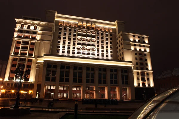 Wgląd nocy Wschodniej elewacji stary hotel Moskva z ma — Zdjęcie stockowe