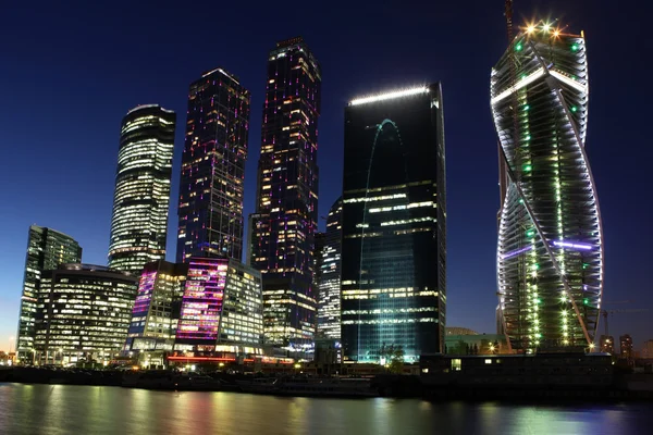 Belle vue sur la nuit gratte-ciel City centre d'affaires international — Photo
