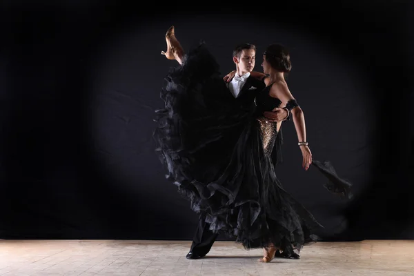 Tanečnice Latino v tanečním sále — Stock fotografie
