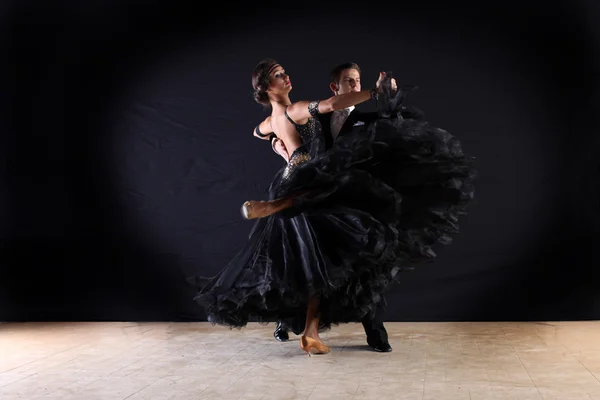 Latino tancerzy w sali balowej — Zdjęcie stockowe