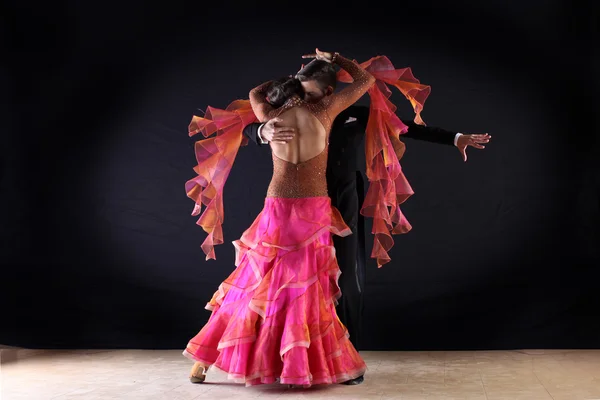 Bailarines latinos en el salón de baile —  Fotos de Stock