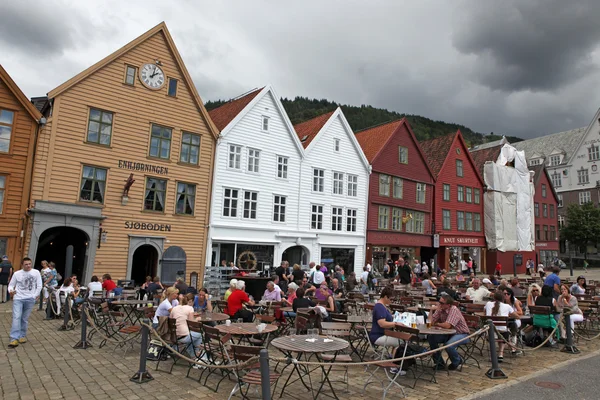 Les touristes et les habitants se promènent — Photo