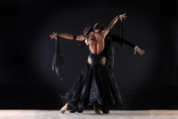 Bailarines latinos en el salón de baile — Foto de Stock