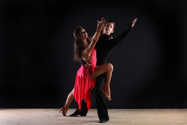 Latino dansers in balzaal — Stockfoto