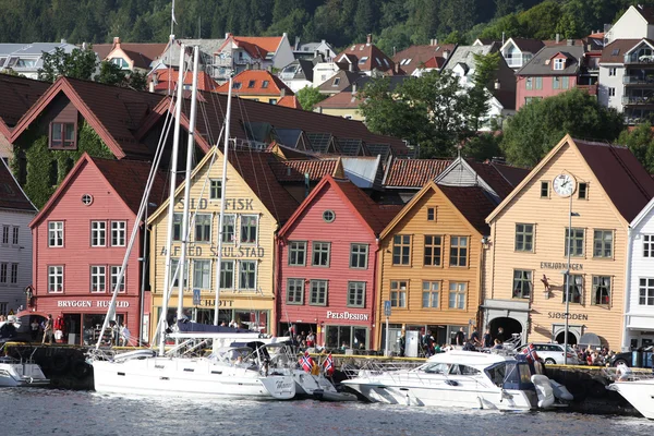 Toeristen en locals wandeling — Stockfoto