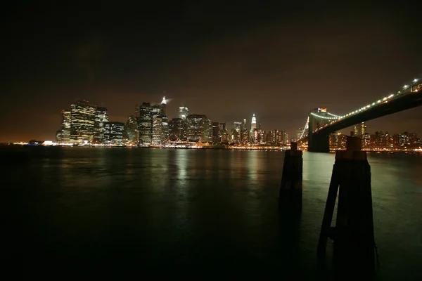 Вид ночью на Манхэттен и Бруклинский мост — стоковое фото