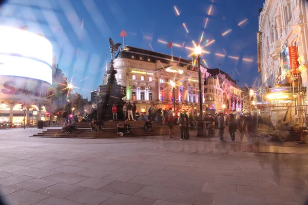 Londýn - 8. června: a provoz v picadilly circus — Stock fotografie