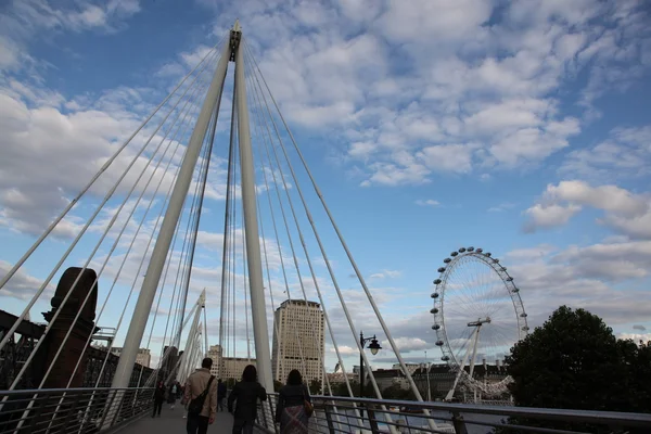 Gångbro i london — Stockfoto